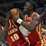 Clint Capela (à droite) a signé un double double face aux Timberwolves lundi, en vain KEYSTONE/AP/Abbie Parr